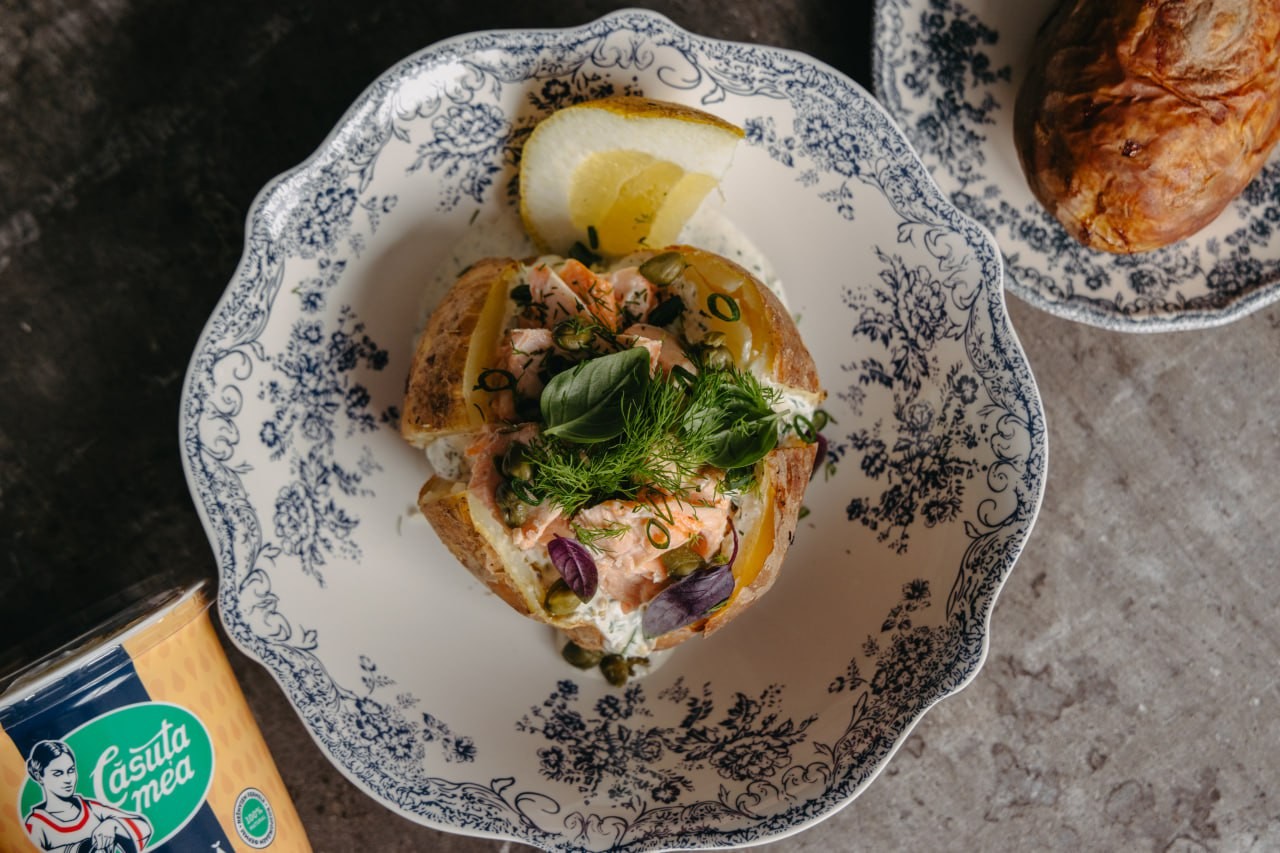 Cartofi copți cu somon și cremă de smântână cu mărar